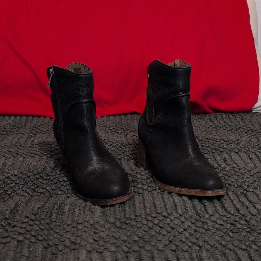 UGG Annie Black Leather Size 7 Woman's Ankle Boots EUC!